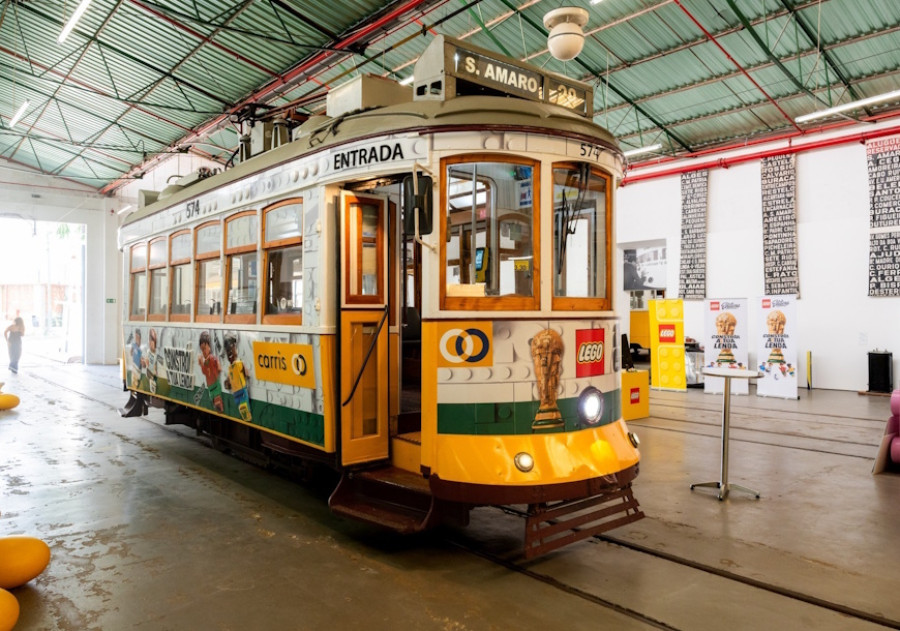 LEGO personaliza elétrico de Lisboa com efeito 3D para celebrar o Mundial da FIFA 2026
