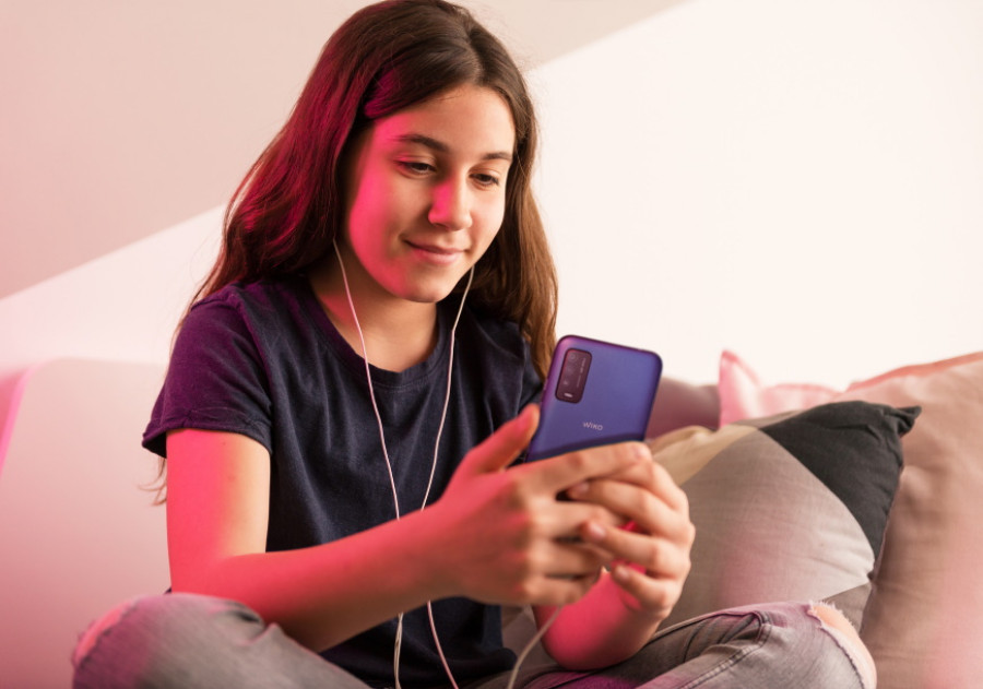 Mais de 40% dos jovens ouve música no smartphone enquanto trabalham ou estudam